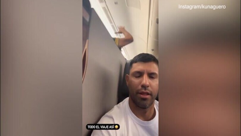 Aguero verso il Qatar in aereo, i tifosi brasiliani lo disturbano!