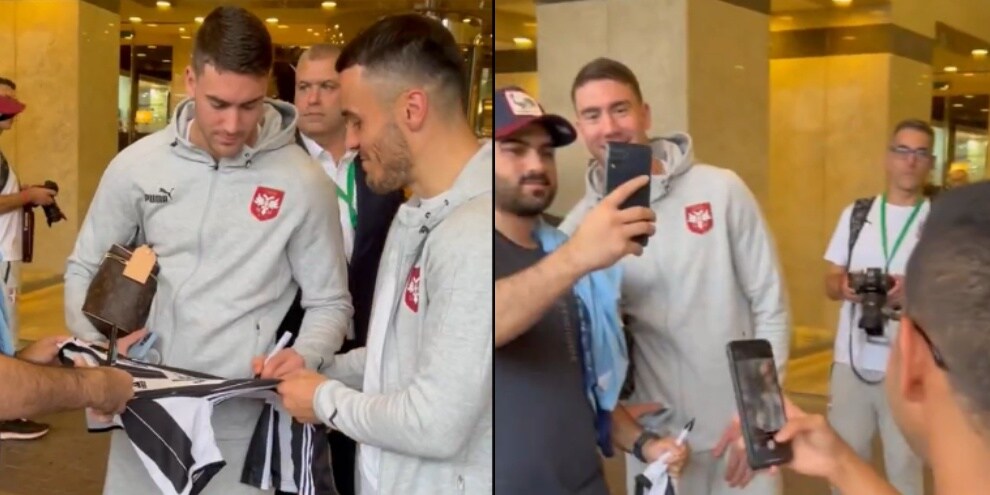 Juve, Vlahovic e Kostic tra sorrisi e autografi, panchina e tribuna