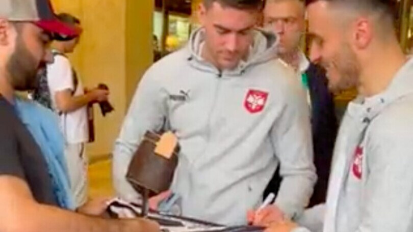 Vlahovic-Kostic, la Juve anche in ritiro con la Serbia: autografi bianconeri