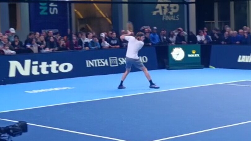 Atp Finals Torino, Tsitsipas si scalda prima del match con Rublev