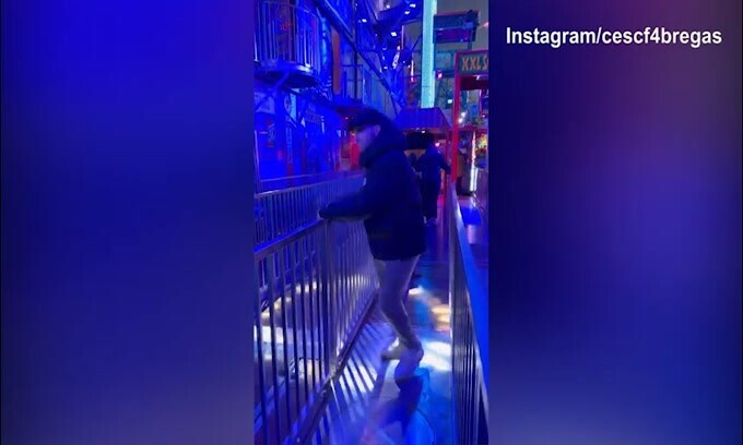 Como, Fabregas si trasforma in..un bambino!