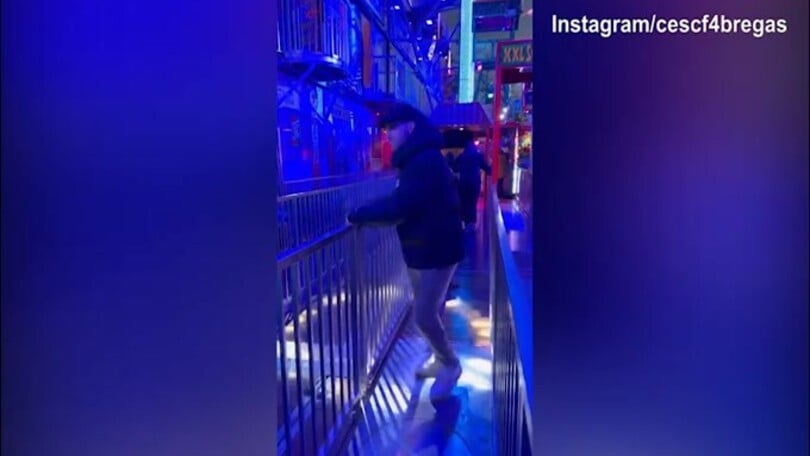 Como, Fabregas si trasforma in..un bambino!