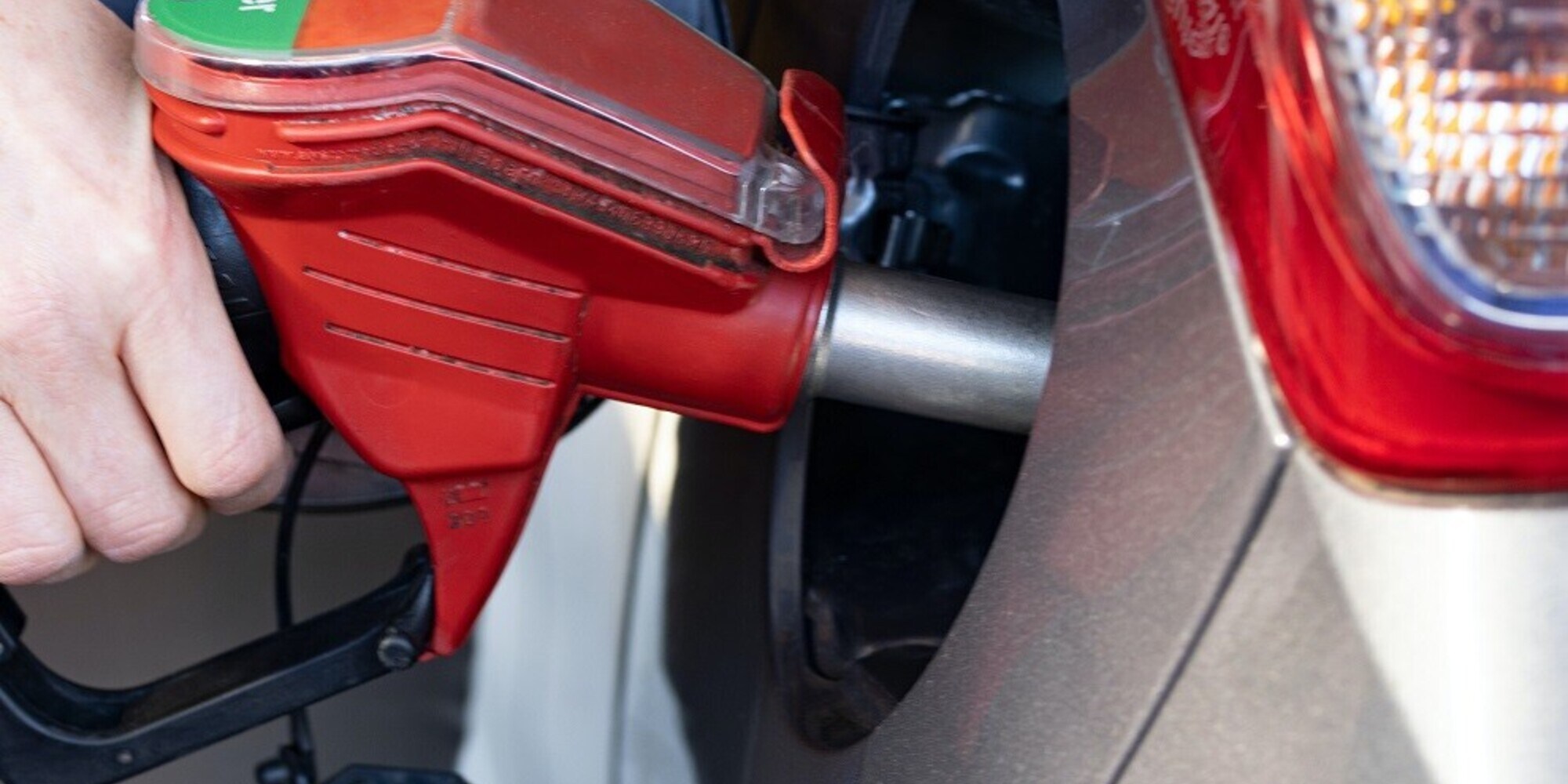 Caro carburanti, accise giù e sconti dimezzati: ecco la data