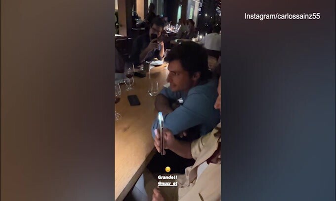Lo chef Nusr Et stupisce Sainz con il filetto: l'espressione è memorabile!