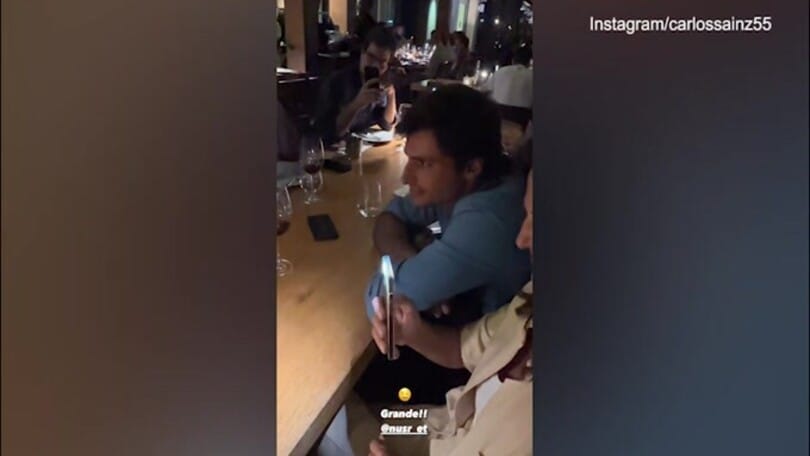 Lo chef Nusr Et stupisce Sainz con il filetto: l'espressione è memorabile!