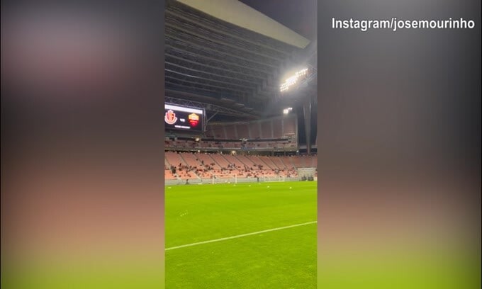 La Roma entra nello stadio di Nagoya