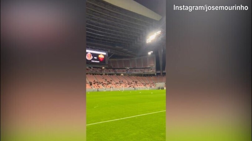 La Roma entra nello stadio di Nagoya
