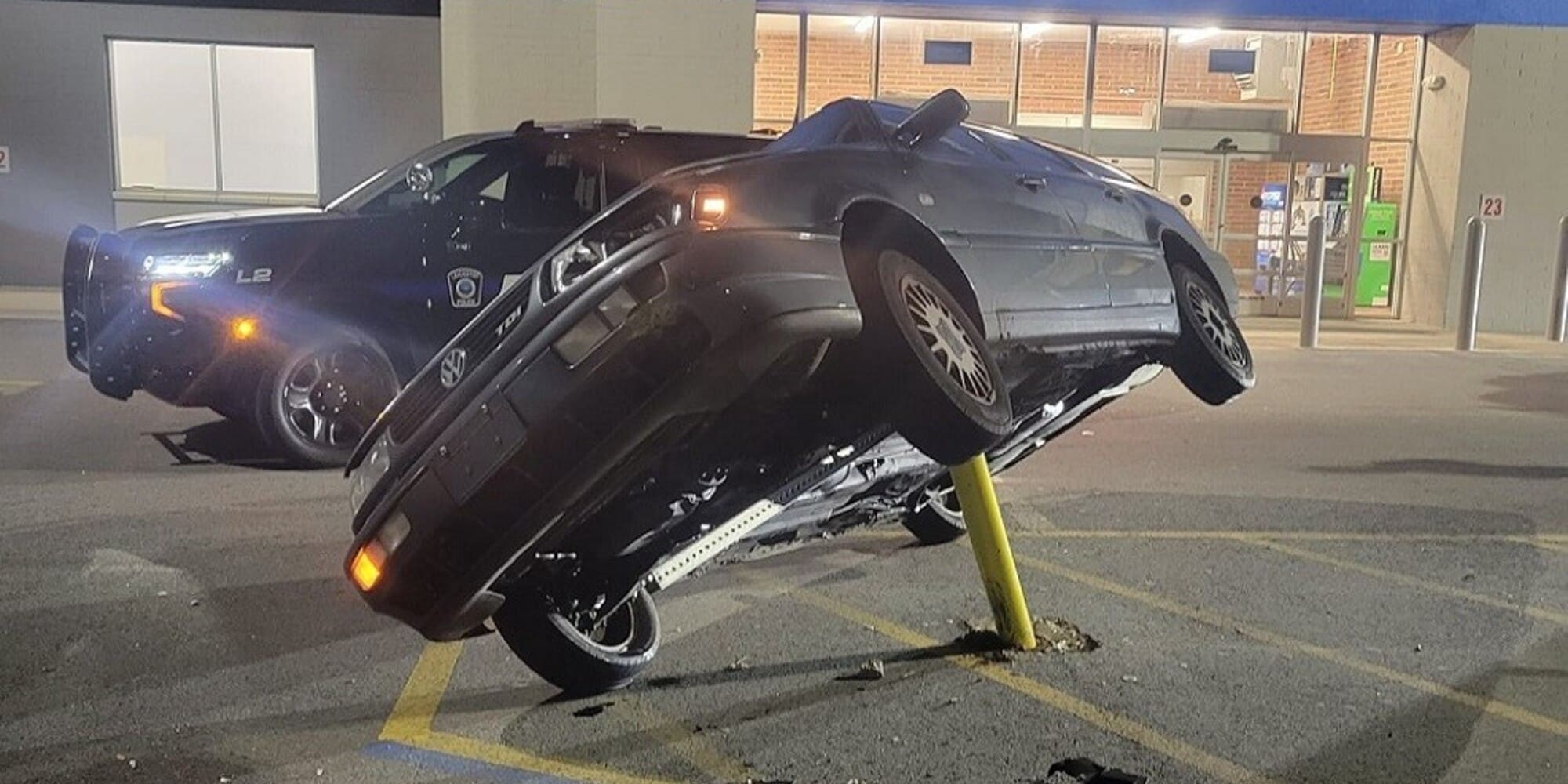 Il parcheggio è disastroso: sbaglia manovra e infilza la Volkswagen su un palo!