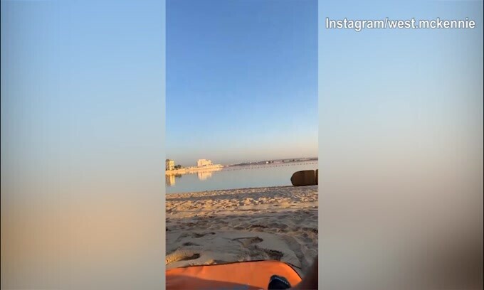 Inghilterra-Usa un ricordo, McKennie si rilassa in spiaggia