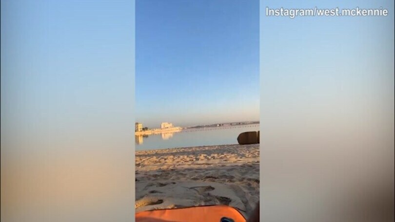 Inghilterra-Usa un ricordo, McKennie si rilassa in spiaggia