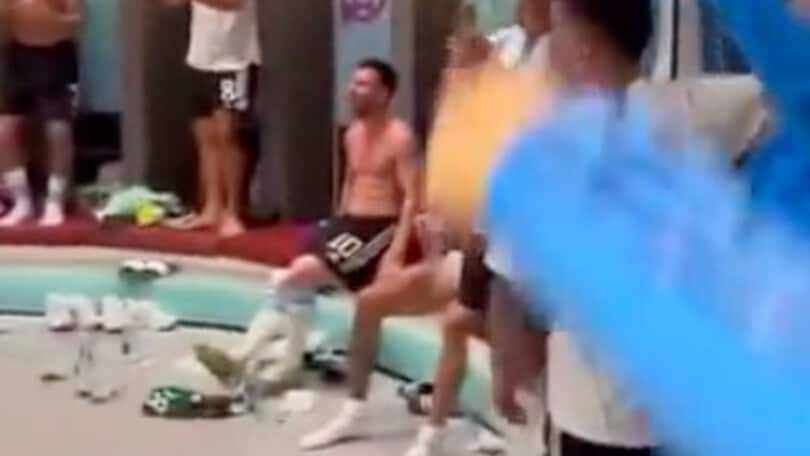 Messi, che fai? Calcio alla maglia del Messico