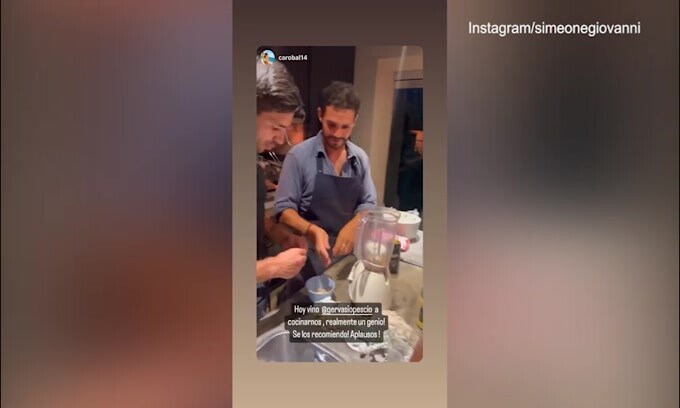 Simeone alle prese con i fornelli: l'attenzione è massima!