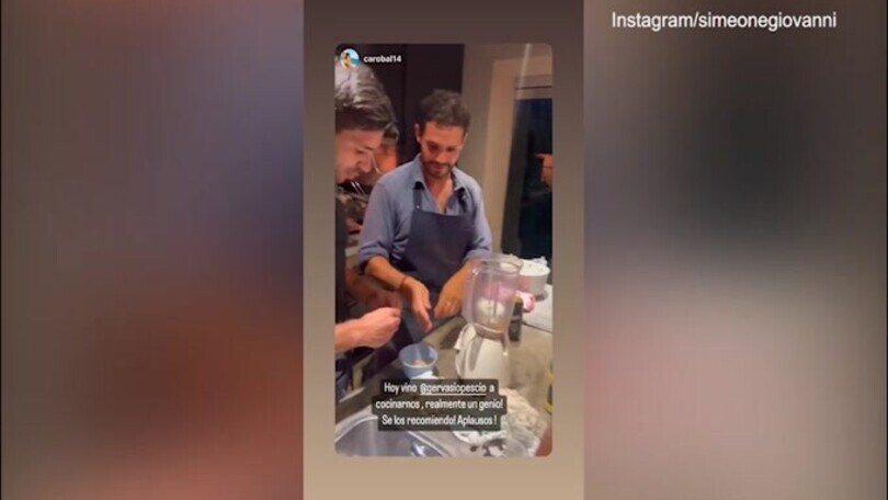 Simeone alle prese con i fornelli: l'attenzione è massima!