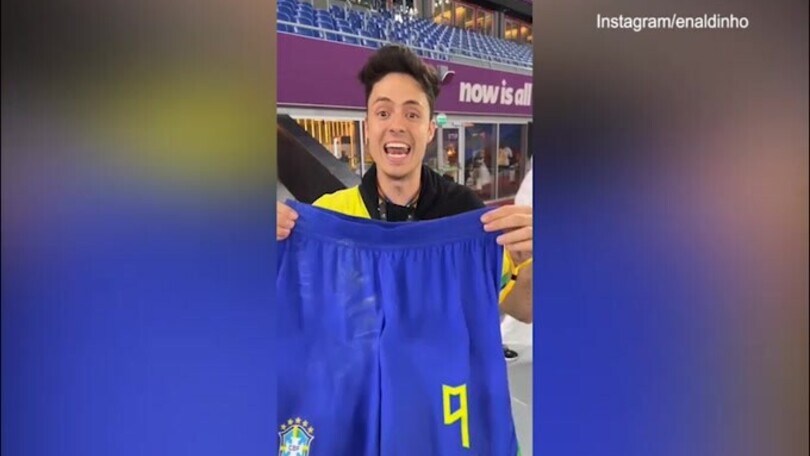 Brasile, Richarlison regala i pantaloncini: il tifoso si scatena
