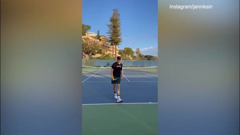 Tennis, Sinner scalda la racchetta: l'allenamento è duro!