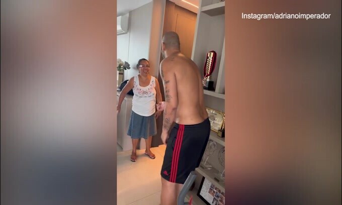Adriano burlone: il video dell'Imperatore a torso nudo