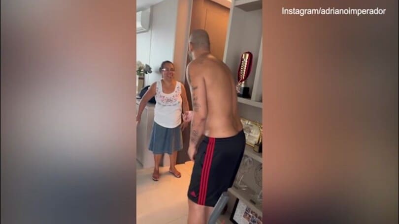 Adriano burlone: il video dell'Imperatore a torso nudo