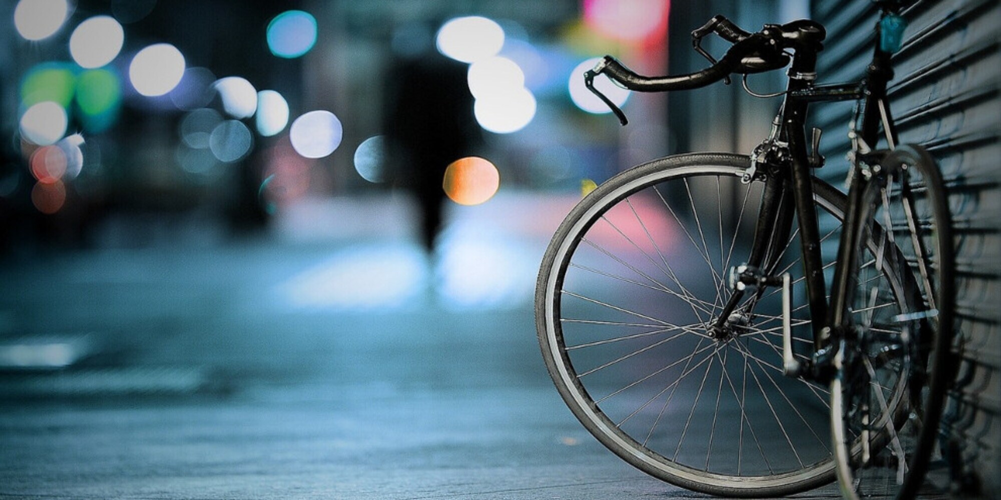 Bici e monopattini sul marciapiede: un paese europeo li vieta