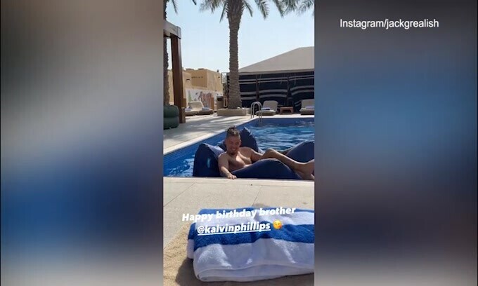 Inghilterra, il clima è rilassato: gli auguri in piscina di Grealish a Phillips