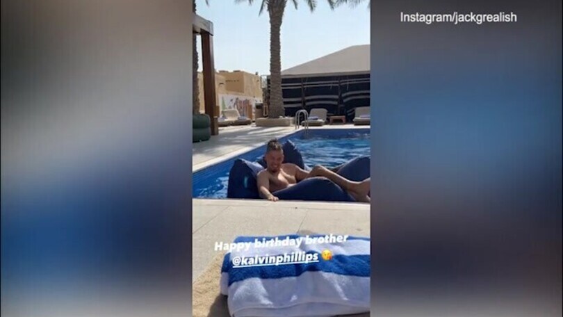 Inghilterra, il clima è rilassato: gli auguri in piscina di Grealish a Phillips