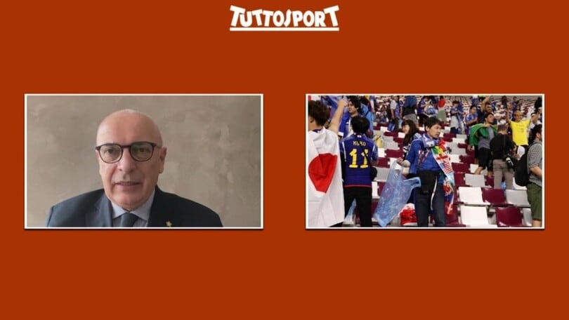 Meravigliosi giapponesi: secondo voi anche in Italia ripulirebbero come loro spalti e spogliatoi?