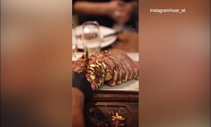 Nusr Et in salsa verdeoro: la lussuosa cena di Vinicius, Militao e Ronaldo