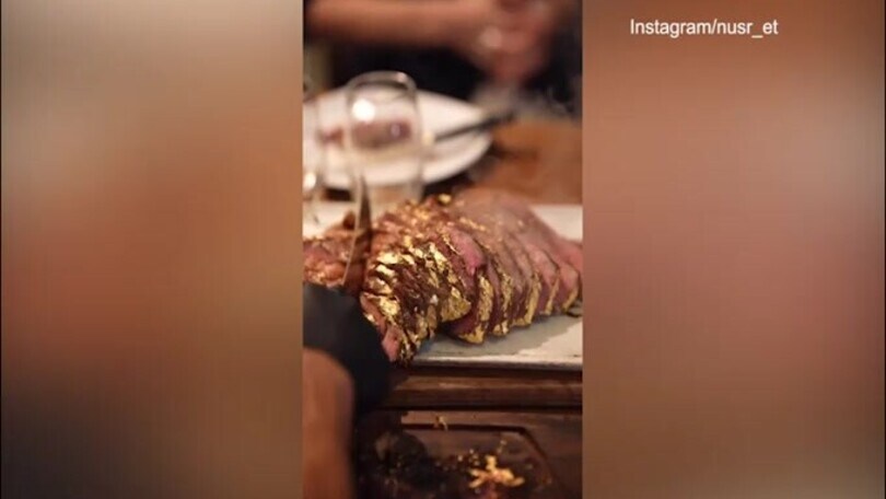 Nusr Et in salsa verdeoro: la lussuosa cena di Vinicius, Militao e Ronaldo