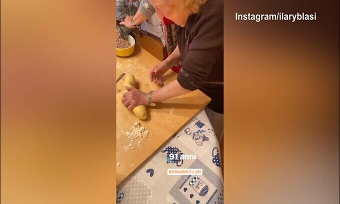 Ilary Blasi cuoca: eccola preparare i cappelletti