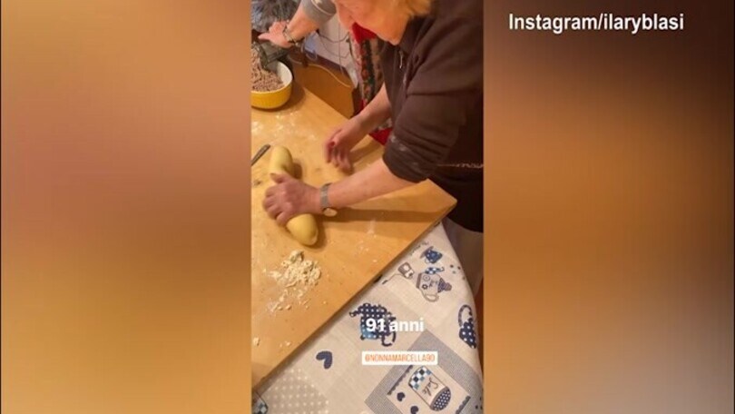 Ilary Blasi cuoca: eccola preparare i cappelletti