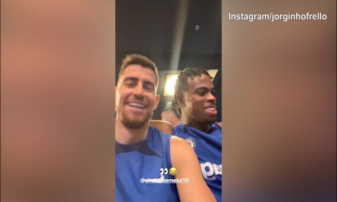 Chelsea, Jorginho e Chukwuemeka: super risate insieme