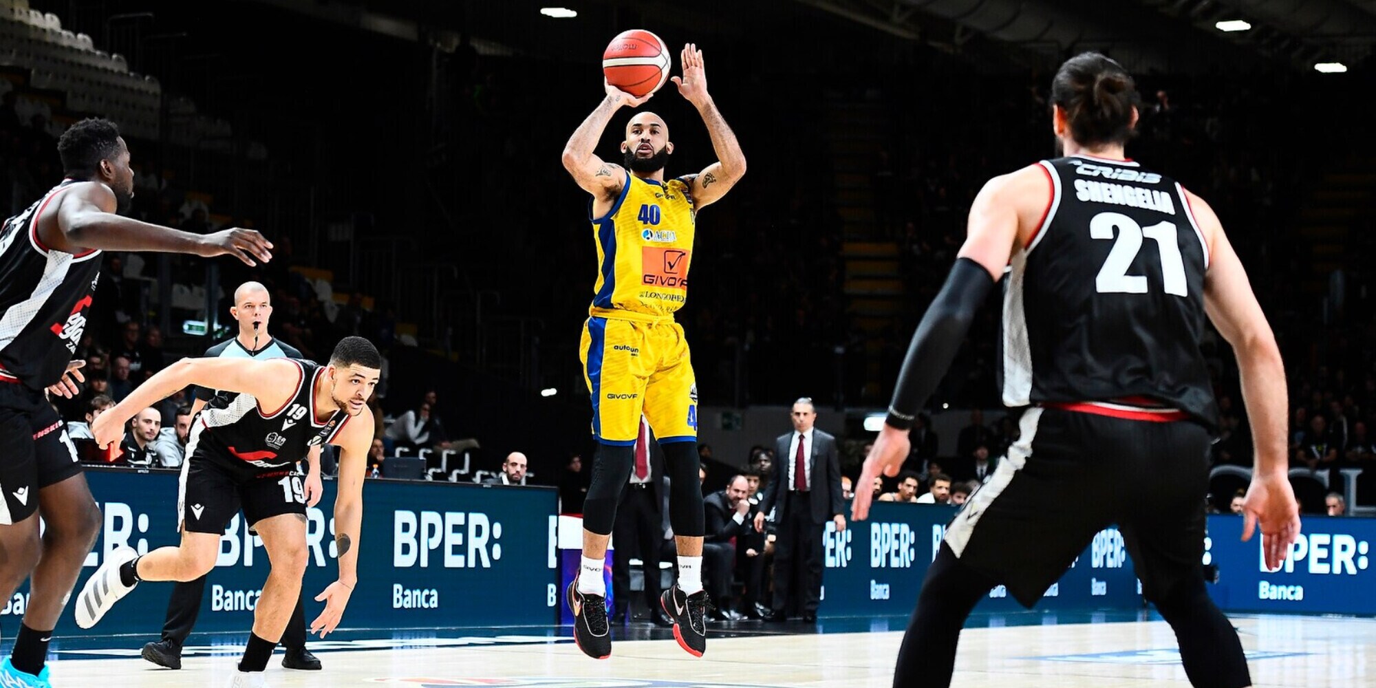 Virtus Bologna, primo ko: Scafati compie l'impresa. Milano aggancia la vetta