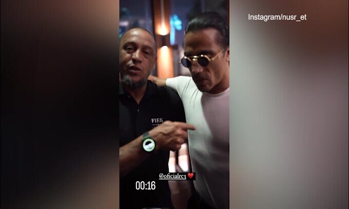Qatar, tutti pazzi per Nusr Et: il siparietto con Roberto Carlos