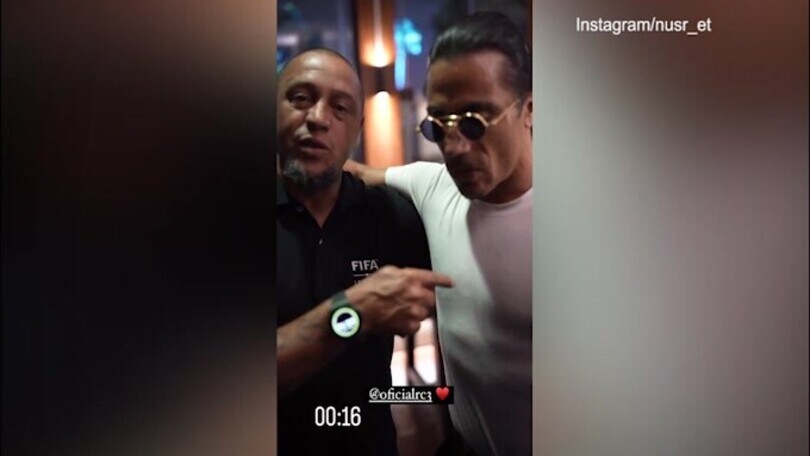 Qatar, tutti pazzi per Nusr Et: il siparietto con Roberto Carlos