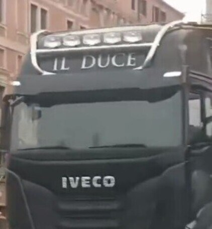 Venezia, il camion del Duce che ha fatto insorgere il web