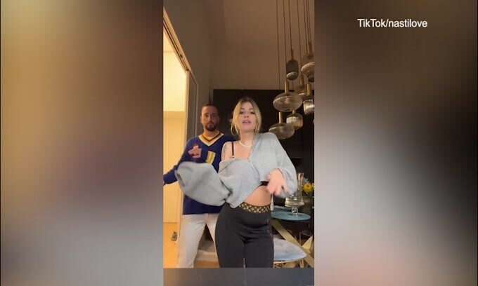 Chiara Nasti balla dopo la gravidanza: le forme sono smaglianti!