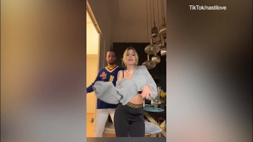Chiara Nasti balla dopo la gravidanza: le forme sono smaglianti!