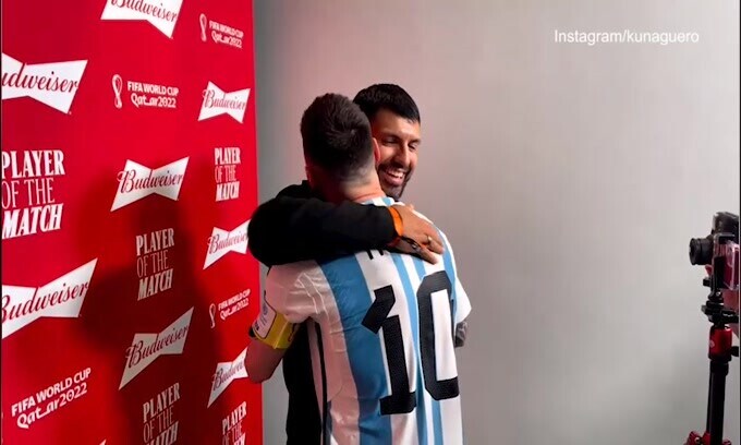 Messi migliore in campo: l'abbraccio con Aguero è emozionante