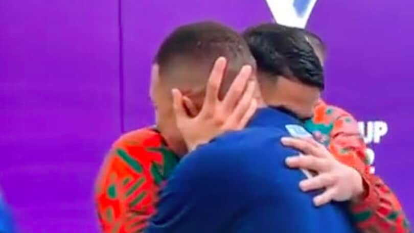 Hakimi e Mbappé, l'abbraccio prima di Francia-Marocco