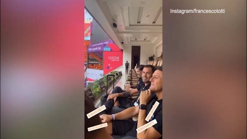 Totti e il calcetto in Qatar contro Zanetti: il siparietto social è esilarante!
