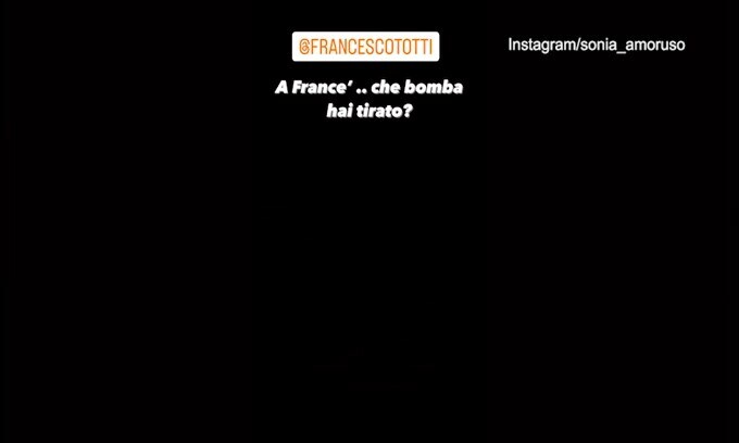 Totti prende la rincorsa e... colpisce la moglie di Del Piero!