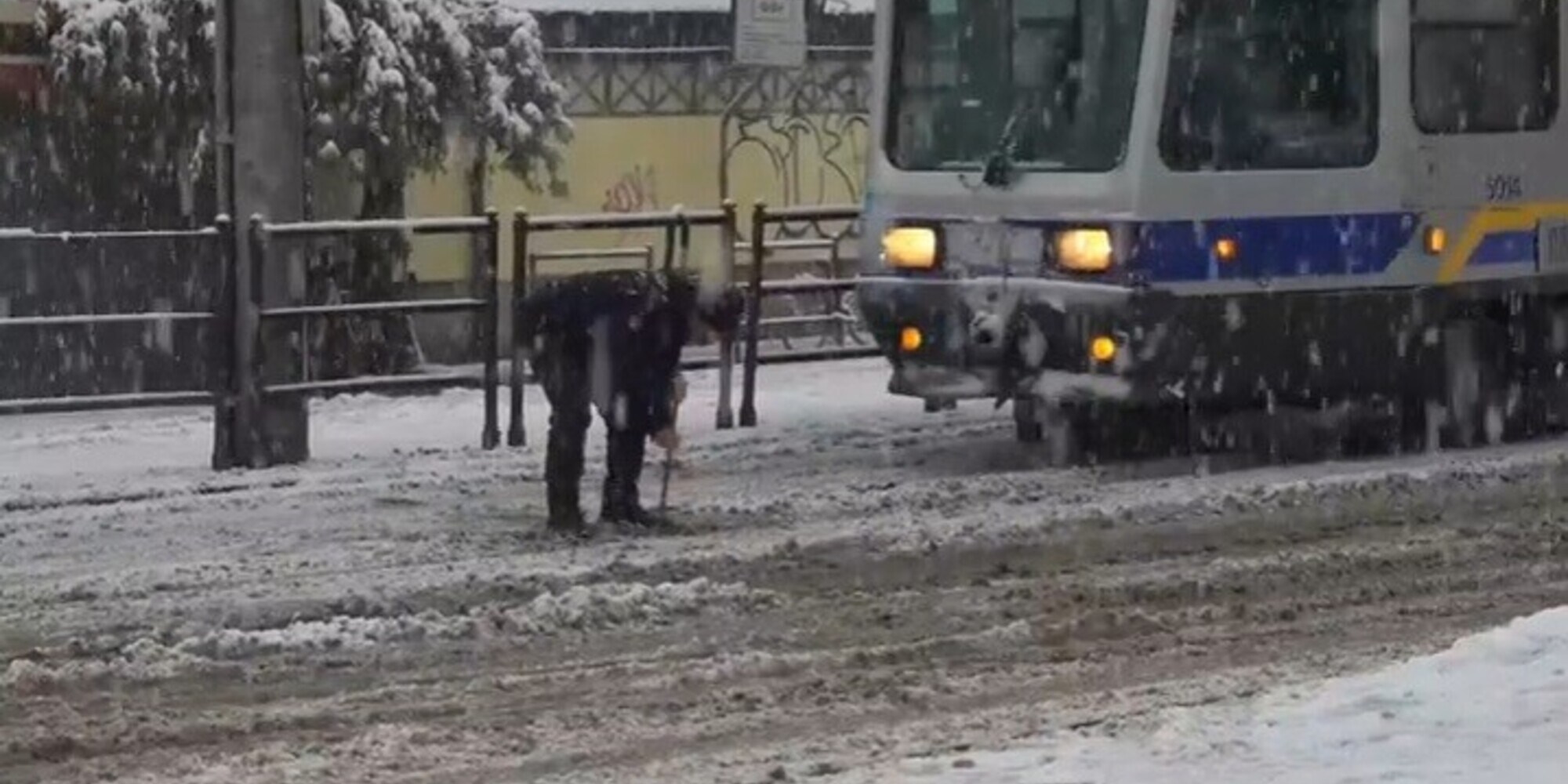 Torino, la neve blocca il tram: a pulire i binari è l'autista!