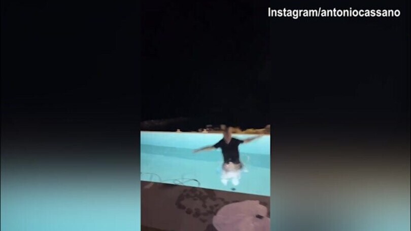 Argentina campione, Antonio Cassano si tuffa in piscina