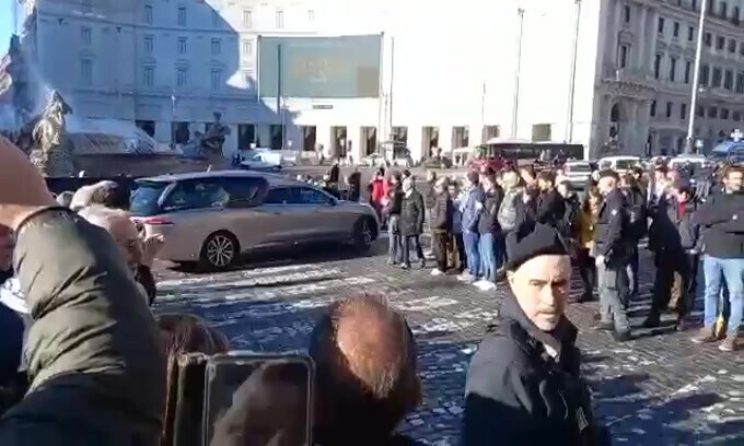 Funerali Mihajlovic, gli applausi all'arrivo del feretro