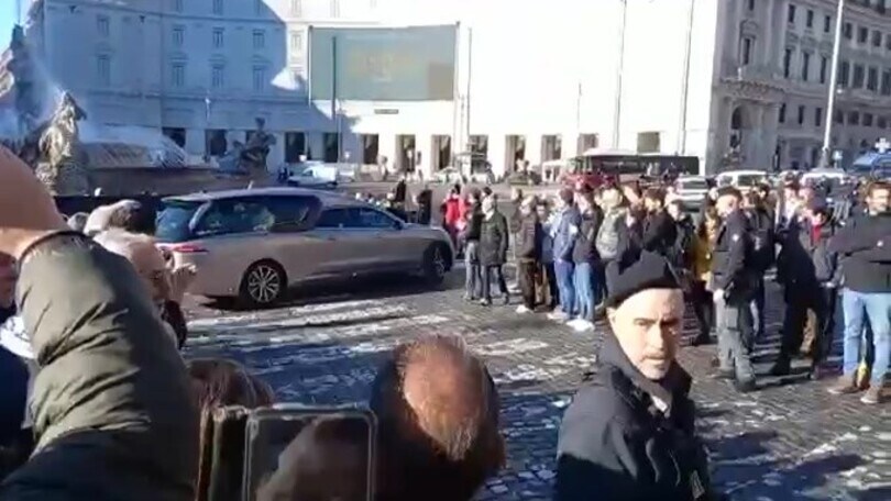 Funerali Mihajlovic, gli applausi all'arrivo del feretro