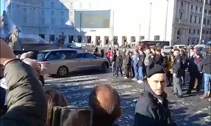 Funerali Sinisa Mihajlovic, gli applausi all'arrivo del feretro