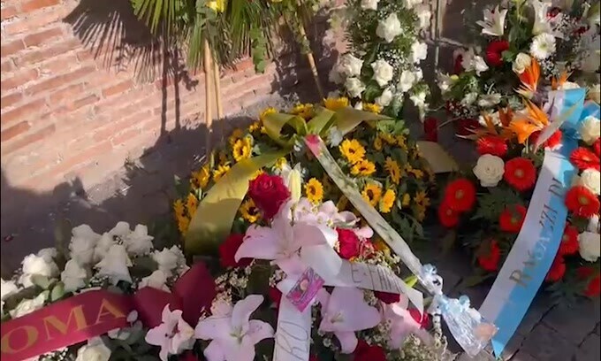 L'ultimo saluto a Mihajlovic è pieno di omaggi: i fiori arrivano da ogni parte del mondo