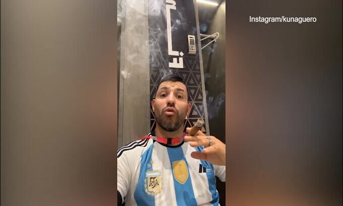 Argentina Campione del Mondo: festeggia anche Aguero... con il sigaro!