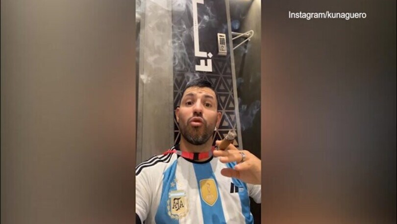 Argentina Campione del Mondo: festeggia anche Aguero... con il sigaro!