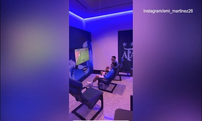 Gli argentini giocano alla playstation, Dibu versione papà: "Ragazzi abbiamo l'aereo!"