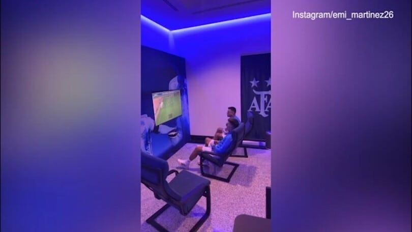 Gli argentini giocano alla playstation, Dibu versione papà: "Ragazzi abbiamo l'aereo!"